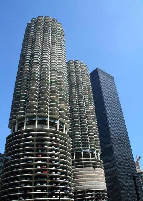 這停車(chē)場(chǎng)設(shè)計(jì)可謂滿眼科技感，秒變旅游景點(diǎn)